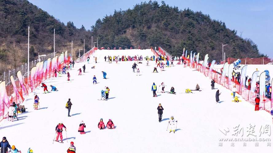 企鹅助阵，屈原故里国际滑雪场“开板”迎客！